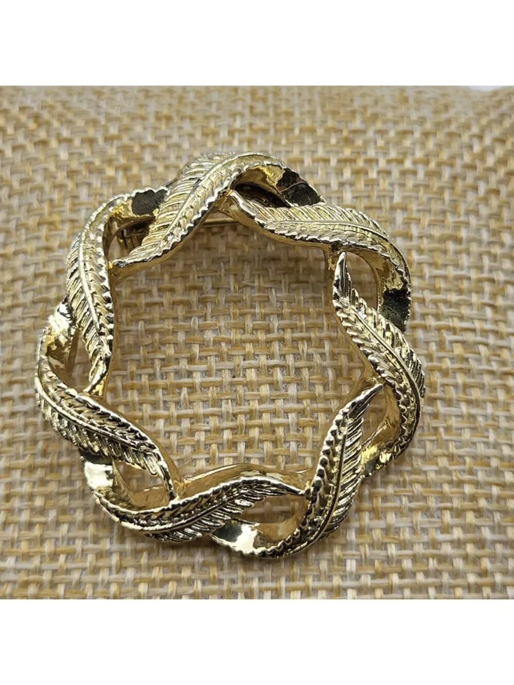 Lovely vintage leaf frond feather wreath brooch pin eyeglasses holder elegant
